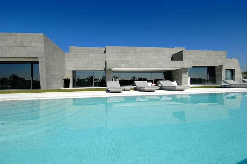 Illustration for article titled Otherworldly Spanish House is Half Skatepark, Half Moonbase